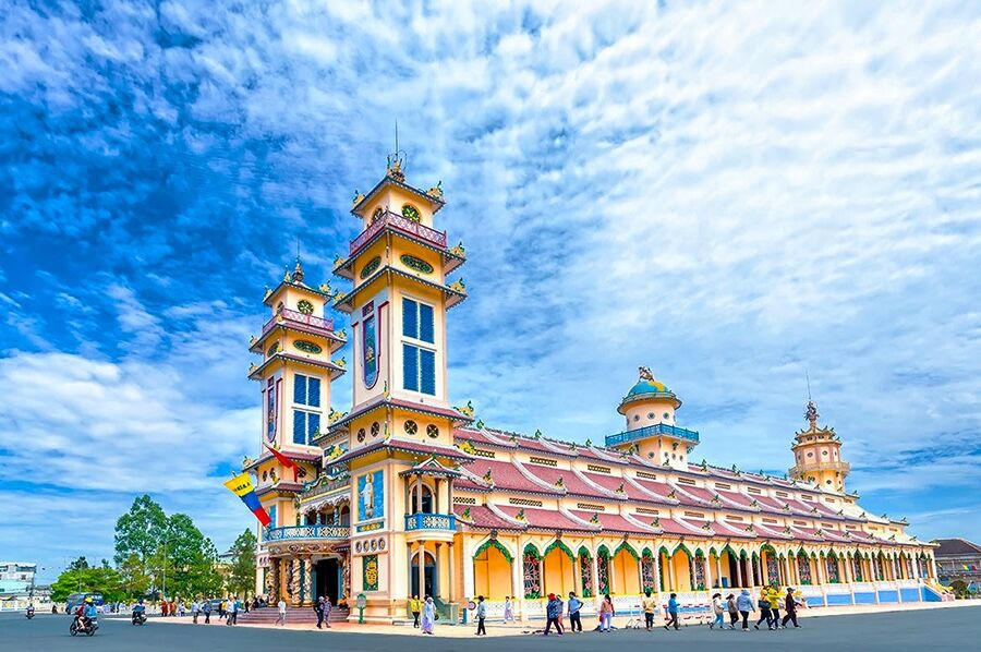 Capture the authentic charm of Cao Dai Holy See’s lush scene